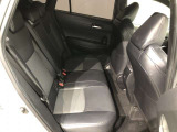 【後部座席】も当然、綺麗・清潔に仕上げております。内装の綺麗なお車は気持ちが良いですし、コンディションのいい車が多いです。これもオススメの1台です。