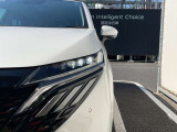 LEDヘッドライトはハロゲンランプの約2倍の光量で明るく遠くを照らし、夜間走行時の視認性を高めます。さらに長寿命や省電力、スタイリッシュな印象も際立たせます。