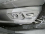運転席のシート調整を電動で調整できます。無段階調整なので、どなたにもピッタリの調整が可能です。