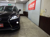 当店では専任のメカニックが大切なお客様のお車を一台一台丁寧に整備いたします。自社認証工場にてリフトアップし下回りまでキッチリ検査いたします。