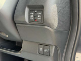 両側パワースライドドアの操作スイッチです。左右それぞれの開閉ボタンを運転席側へまとめており、同乗される方が乗り降りする際にも便利です!