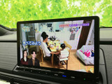 画面いっぱいにテレビ番組が表示され、停車中のひとときに映像を楽しめます。視認しやすい大きさの画面で、休憩時などにも活用いただける装備です。