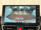 【バックカメラ】 駐車時に車両後方の様子を見ることができるので、運転の不安を軽くします。