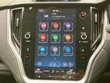 ラジオやメディア、電話などのメニューが並び、使いたい項目を画面から選べます。ホーム画面に機能がまとまっているため、日常の操作も分かりやすい構成です。