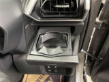 運転席と助手席には、格納式のドリンクホルダーが装備されています。