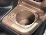 (前席/掘り込み式)ホットカップホルダー☆保温付で温活が車内でも実現♪600mlのペットボトルまで対応しておりスイッチ1つで温かい飲み物は保温を、冷たい飲み物は常温にしてくれます