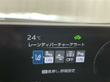 レーンディパーチャーアラートとは車線または走路からの逸脱の可能性を警告すると共に、車線または走路からの逸脱を避けるためのハンドル操作の一部を支援する機能です。詳細は販売店スタッフまでおたずねください。
