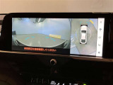 【パノラミックビューモニター&フロントビュー】見通しの悪い交差点やT字路などで車両前方と左右の状況確認をする為に車両上方と前方カメラからの映像を同時に表示するので周りがハッキリ確認でき安心です。