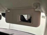 ちょっとした身だしなみチェックができるバニティミラー付き運転席・助手席サンバイザー,運転席側にはチケットホルダーも付いてます