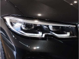 【LEDヘッドライト】先進のLEDテクノロジーを採用。放射される白色光の周波特性は太陽光に近く、バイキセノン・ヘッドライトを上回るコントラストで更に明るく輝きます!