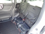 ◆チップアップ&ダイブダウン機構付【ULTR SEAT】は後席座面を左右分割で跳ね上げることができます。トランクで積載できない背の高い荷物をラクラク収納できます。ホンダ車ならではの人気装備です。
