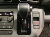 CVT車のセレクトレバーです。低速から高速まで、変速ショックのないスムーズな走りと、エンジン効率のよい領域を維持して燃費にも貢献します。サイドブレーキはスイッチ操作の電子制御パーキングブレーキです。