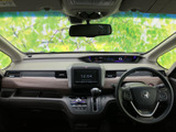 運転席まわりは、メーターや画面が視線の先にまとまり、前方を確認しながら過ごしやすい配置です。フロントガラス越しの視界も広がり、落ち着いて運転に臨めます。