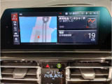 【ⅰドライブナビゲーション】文字情報も鮮明に表示する高解像度カラーディスプレイを採用。視認性に優れた地図デザインと特徴的な建造物を目印にした描写表示で現在位置を把握できます。地図データの更新も可能です