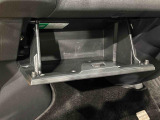 すぐに取り出せ、しまえる多彩な収納が付いてます(グローブボックス)