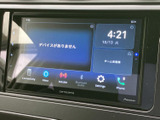 画面には接続や音楽、電話などのメニューが表示され、必要な項目を一覧で確認できます。時計表示もあり、画面上の案内を見ながら、日常の移動中に使いたい機能へアクセスしやすい装備です。