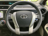 握りやすい形状で、運転姿勢を保ちながら手元で進行方向を調整できます。メーターやスイッチ類も視界に収まり、日常の運転で扱いやすさに配慮された配置です。
