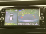 周囲を俯瞰した映像と後方の映像を画面で確認でき、駐車時の周囲確認をサポートします。車を停車した状態では、画面から映像やテレビを楽しめます。