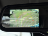 後方の状況を画面で確認でき、駐車時の周囲確認をサポートします。ガイド表示も備わり、車庫入れや狭い場所での取り回しに役立つ実用的な装備です。