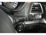 道路運送車両法の保安基準改正に基づき、周囲の明るさが一定以下(約1000ルクス)になると自動点灯するオートライトが標準装備されています