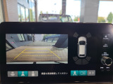 【バックカメラ(3モード)】視点を切り替えて後方を確認でき、駐車や車庫入れも安心です。