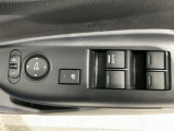 狭い駐車場で便利な電動格納ドアミラーが付いています。