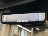デジタルインナーミラー付き。後方視野角が広く、後席に同乗者がいても後方を確認しやすく安心です。