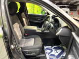 運転席まわりには十分なスペースがあり、大柄な方でもゆったり運転していただける環境です。