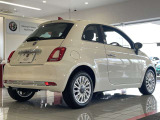 丸みを帯びたリアデザインがFIAT500らしい親しみやすさを演出します。クロームアクセントを効果的に配置した上質感のある後ろ姿も魅力です。