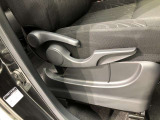 運転席シート座面は上下アジャスター付きです。お好みの位置に調整可能です。