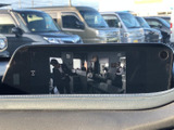 画面に映像が表示され、車内での情報確認に活用できます。横長の画面は表示内容を把握しやすく、停車中の待ち時間にも便利。操作部も画面の近くにまとまり、使いやすさに配慮されています。