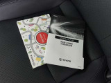 メンテナンスノート、取扱説明書です。 その車の整備記録が事細やかに記録されています。 車が生まれてから今までどのような道を歩んできたのか判るとても重要な物ですよ。