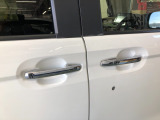 【ドアハンドル】Hondaスマートキーを携帯し、ロックボタン、ドアハンドルを操作することで施錠や解錠ができます。