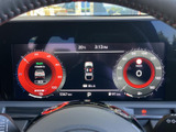 左右のメーターと中央の表示部に情報がまとめられ、速度や車両の状態を運転席から確認しやすい配置です。表示の色分けも見やすく、日々の運転で必要な情報を把握しやすくなっています。