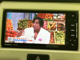 テレビ番組を画面で視聴でき、停車中の待ち時間を過ごす際にも活用できます。見やすい大きさの画面で、映像や番組情報を確認しながらお楽しみいただけます。