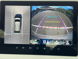 後方の映像に加えて車両周辺の様子も画面で確認でき、駐車時や狭い場所での切り返しをサポートします。ガイド表示も備わり、周囲を見ながら車庫入れの目安をつかみやすい装備です。