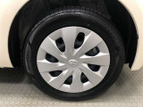 樹脂フルキャップ付き15インチスチールホイール(175/65R15)装着です。