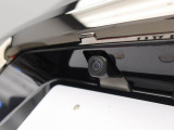後退時に車両の後ろ側をモニター画面に表示します。車庫入れなどでバックする際に後方確認ができて便利です。車庫入れが苦手な人もこれで安心。
