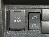 アクセサリーソケット、4WDスイッチ。