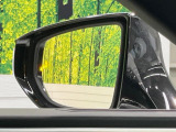 【ブラインドスポットモニター】走行中、ドアミラーの死角になりやすい箇所に後続車が接近するとサイドミラーのレンズに警告を表示!ドライバーに注意喚起をしてくれます。