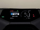 【トップマウントメーター】7インチディスプレイにミニマルなグラフィックメーターやLEDインジケーターを表示します。視線移動少なく表示が確認できる、運転に集中しやすい構成となっています。