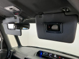 【サンバイザー】車内で身だしなみを整えるためのバニティミラーがセット。お化粧直しや髪型のチェックに活用できます。