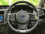 左右にスイッチが配置され、運転姿勢を保ちながら手元で各種操作を行いやすい設計です。メーターやナビと合わせて必要な情報を確認しやすく、日々の運転を便利にサポートします。