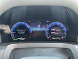 速度や走行に関する情報がまとまり、必要な表示を運転席から確認しやすいメーターまわりです。中央部分には数値や案内も表示され、運転中に視線を大きく動かさず情報を把握できます。