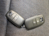 【スマートキー】手の触れる鍵はきれいな状態で2本揃っており紛失時にも安心です。バッグに入れたままドアの開閉ができ、スムーズに出発できます。