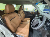運転席は大きな座面と包み込むような背もたれが身体全体を支えます。上質なシートを採用し長時間の運転やコーナーの多い道も快適です。座ったときの頭上スペースも余裕たっぷりでロングドライブも楽チンです♪