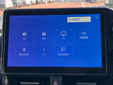 FM・AMラジオやテレビ、Bluetooth、USBなど、複数のメディアを選択できる画面です。使いたい音源を一覧から選びやすく、日々の移動を快適にサポートします。