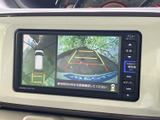 後方映像に加え、車両周辺を上から見た表示も確認できる画面です。駐車時に周囲の様子やガイド線を見ながら位置を把握しやすく、切り返しや車庫入れをサポートします。