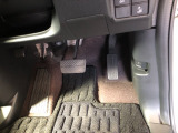 【運転席】アクセル、ブレーキはこのようになっております。