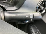 レバーには方向指示やライト関連の表示があり、運転席から確認しやすい位置に配置されています。手元で扱えるスイッチ類がまとまり、周囲への合図や夜間の運転を支えます。